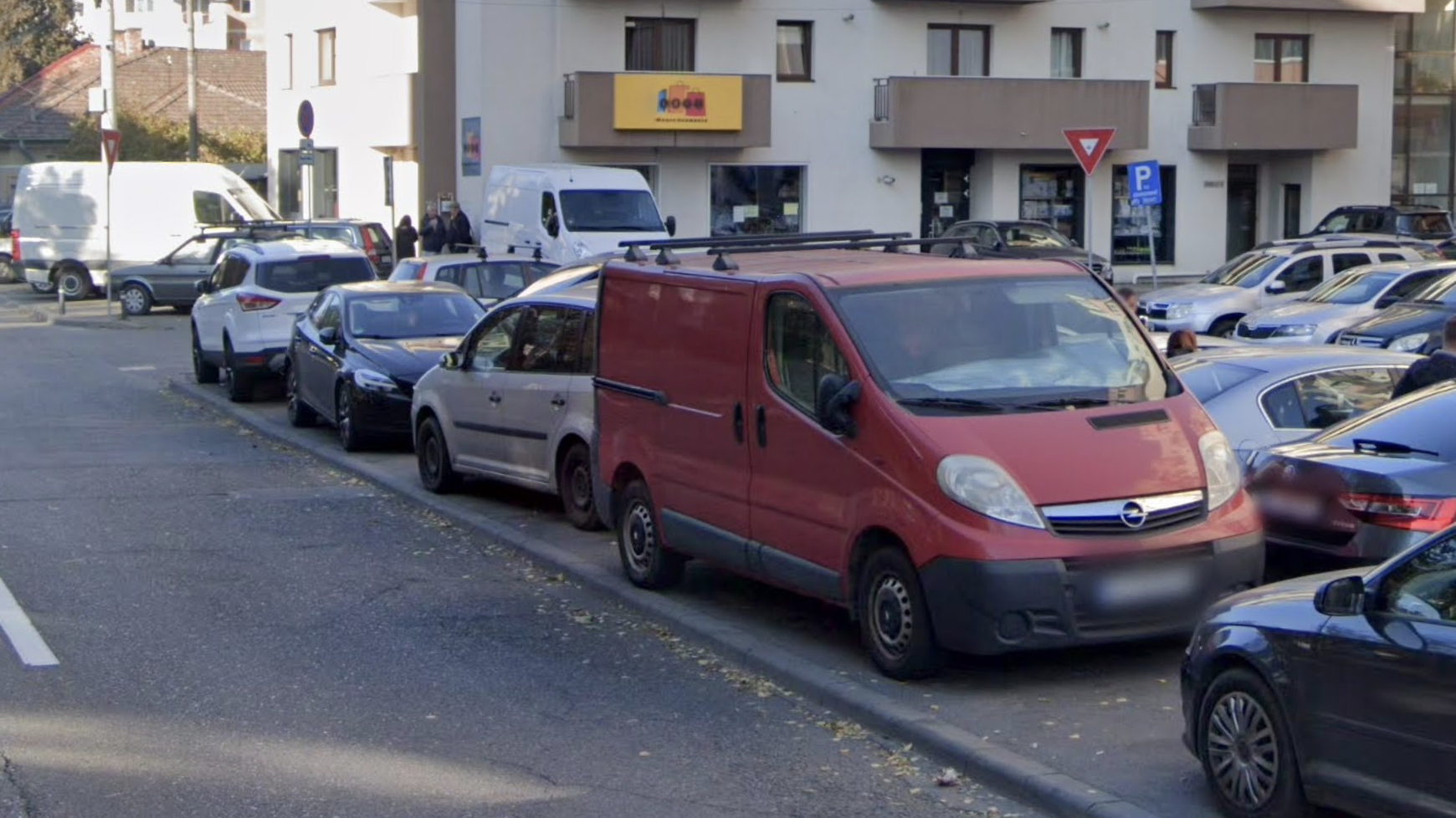 Mașini parcate ilegal pe trotuar în Cluj: 10 avertizări pentru aceeași mașină