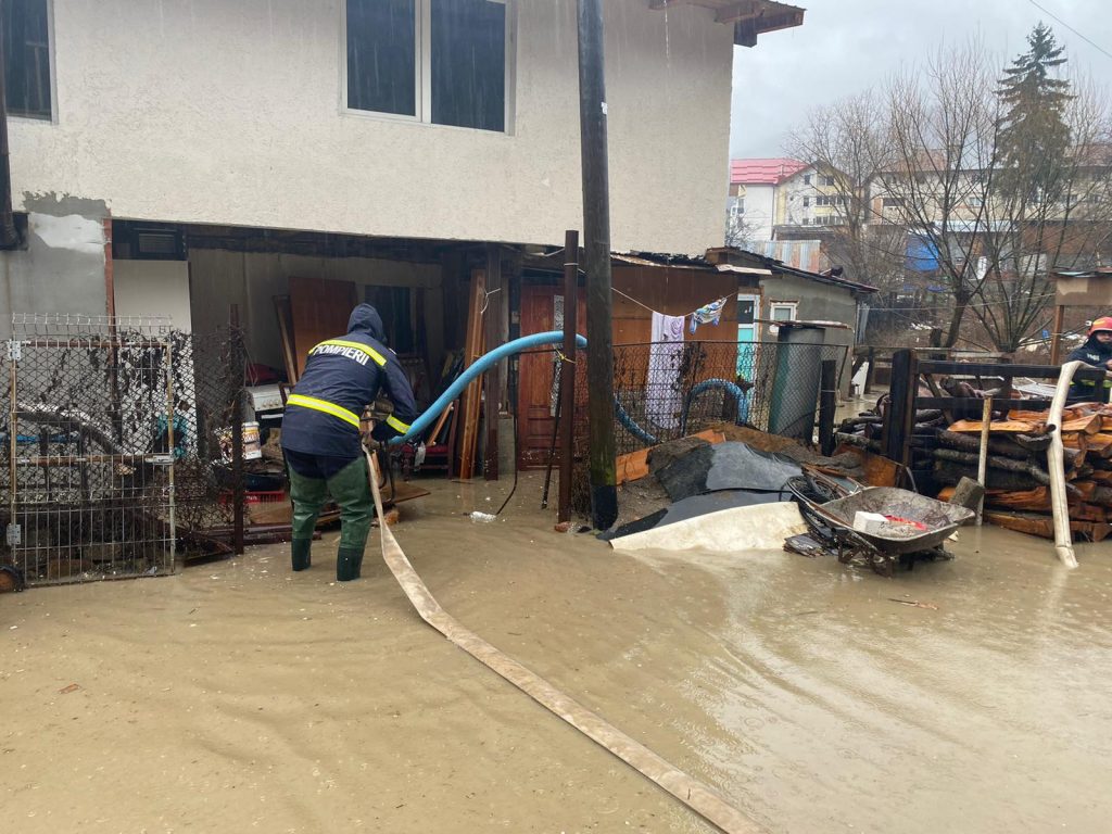 Evacuarea a 60 de elevi dintr-o şcoală din Buzău din cauza inundaţiilor