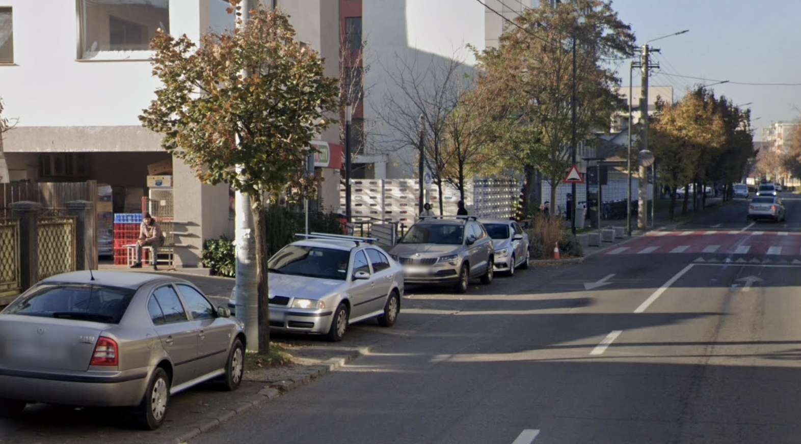 Probleme de siguranță pe strada Fabricii de Zahăr din Cluj-Napoca: Trotuarul este blocat de vehicule comerciale