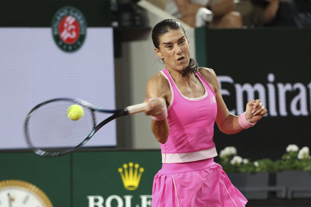 Emma Răducanu o învinge pe Sorana Cîrstea în optimile turneului de la Queen's