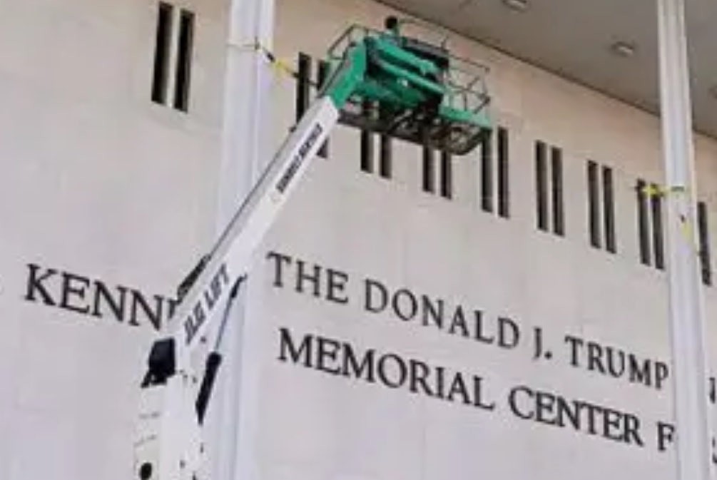 Îndepărtarea numelui lui Trump de la Kennedy Center a început