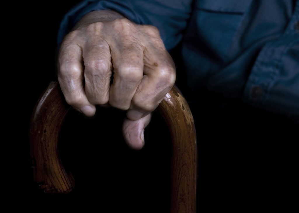 Studiu: Impactul sărăciei și discriminării asupra procesului de îmbătrânire biologică