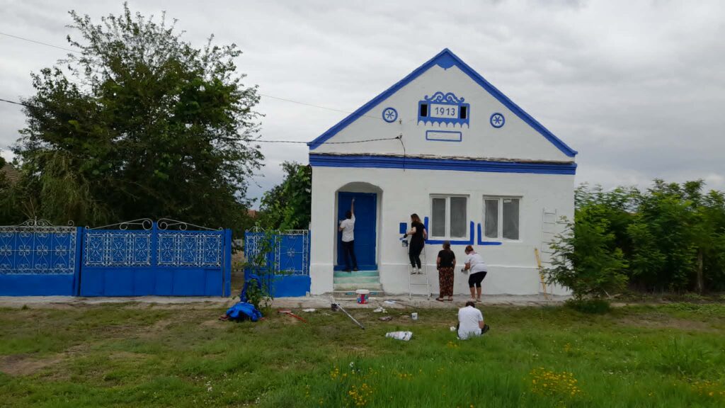 Peste 400 de voluntari au revitalizat satul Macedonia în trei zile