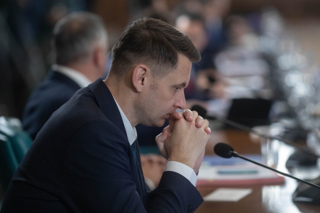 Liberalii ar putea contesta la CCR desemnarea lui Adrian Veștea ca premier