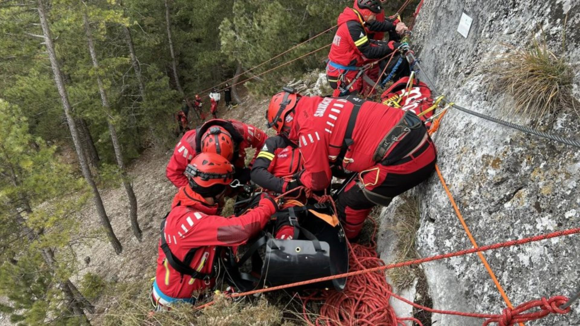 Detalii noi despre accidentul fatal din Cheile Turzii: Tânărul a căzut de pe stâncă și a rămas blocat într-o zonă periculoasă