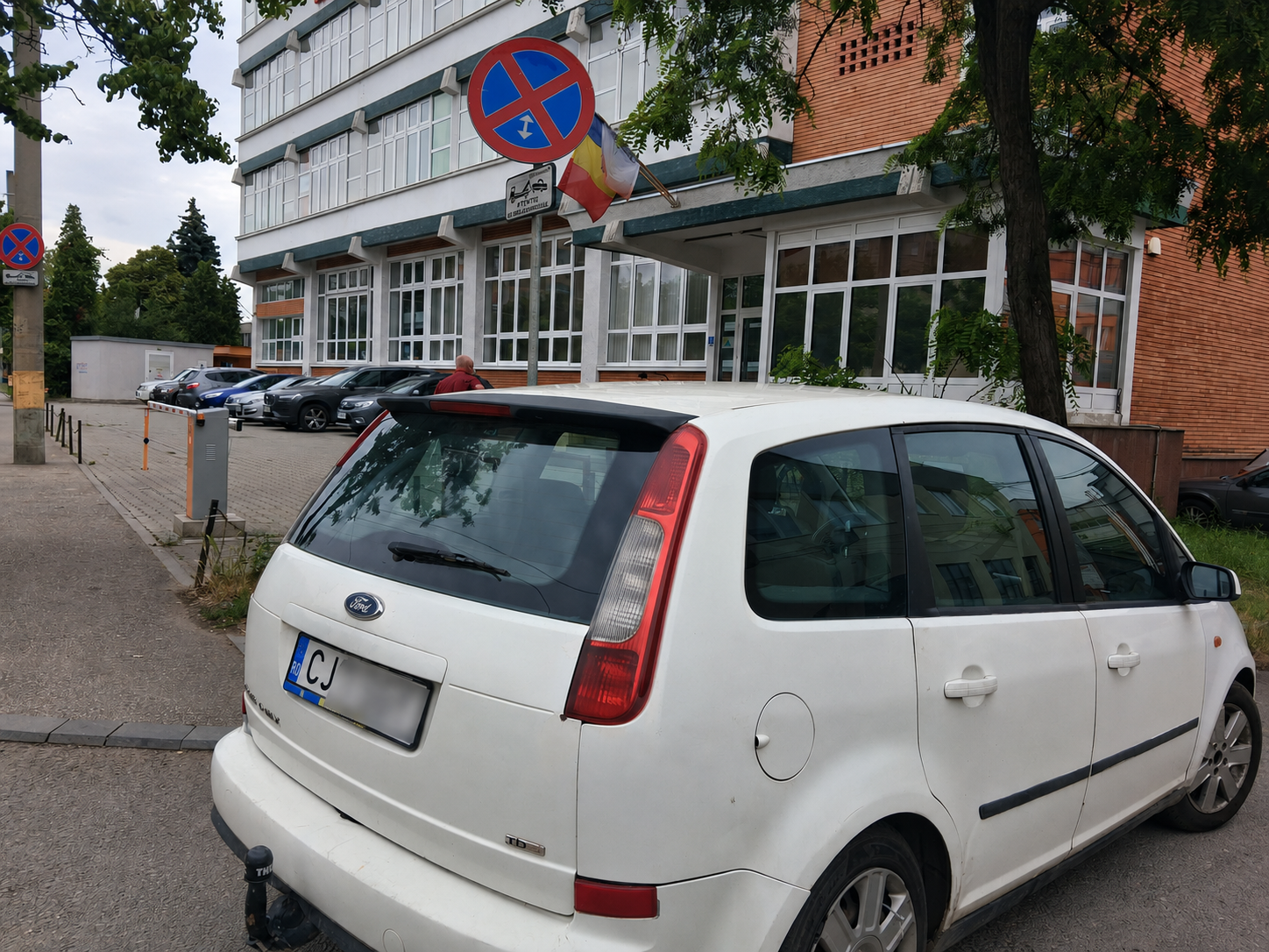 Un șofer din Cluj-Napoca a parcat ilegal în fața unui semn de interzicere