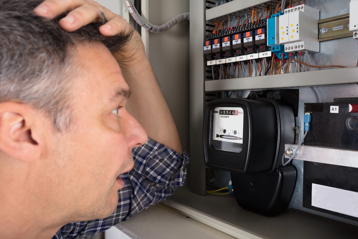 Românii reduc consumul de energie electrică din cauza scumpirilor