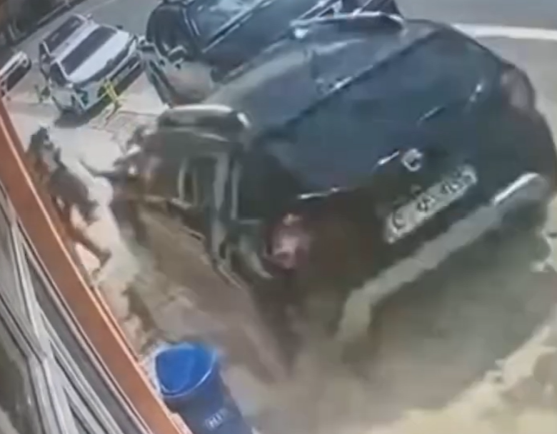 Accident grav la Bistrița: O mașină a intrat în oameni pe trotuar, o fetiță în stare critică