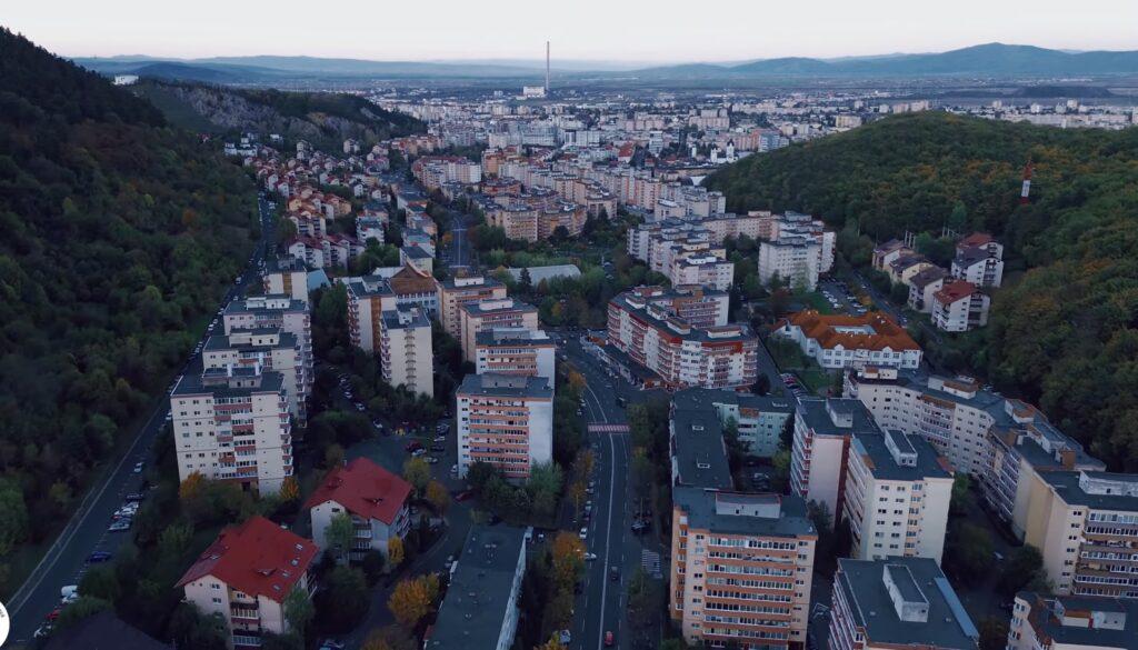 Dezvoltator imobiliar din Brașov, obligat să demoleze un etaj construit fără autorizație