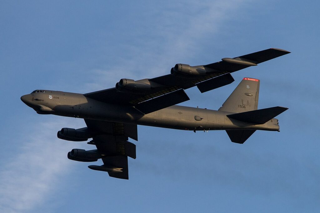 Un bombardier B-52 s-a prăbușit la o bază militară din California
