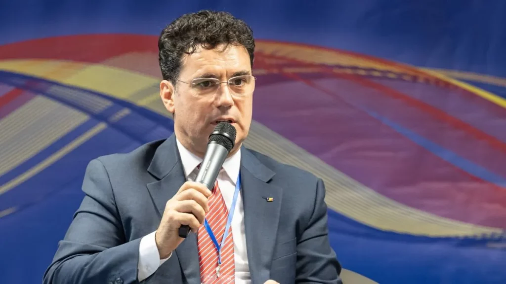 Rectorul SNSPA sugerează că Adrian Veştea ar trebui să renunțe la mandat