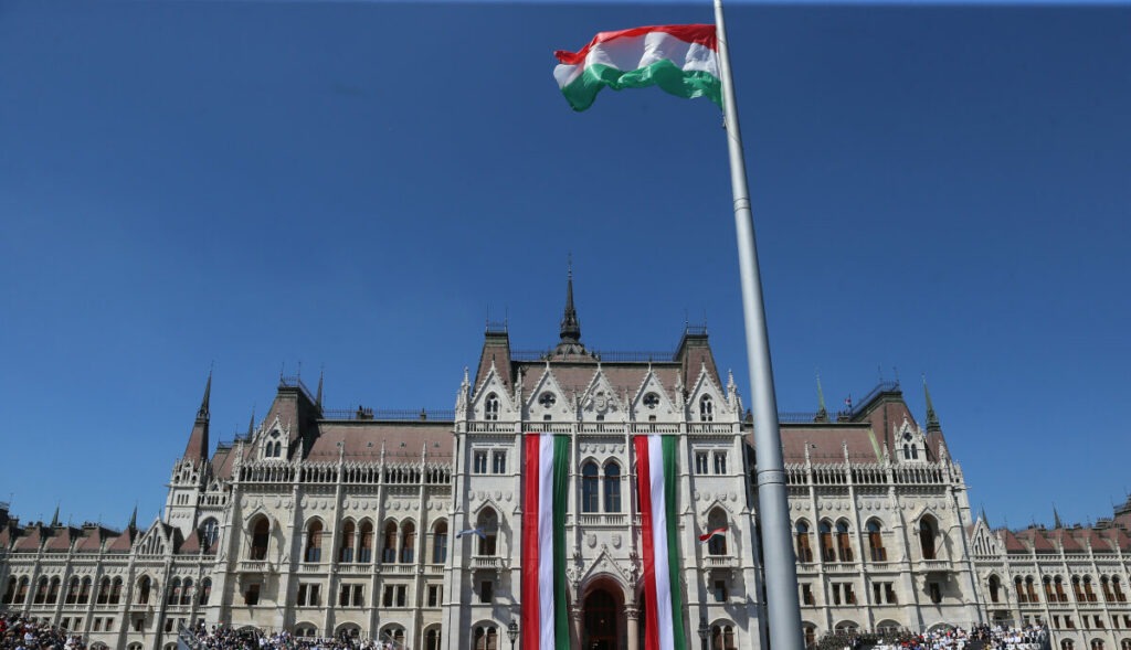 Parlamentul maghiar limitează mandatul premierului la opt ani, împiedicând revenirea lui Orbán