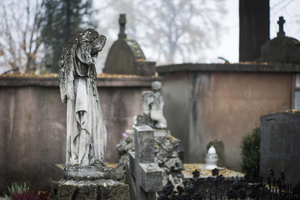 Doi români, condamnați în Franța pentru furturi din cimitire