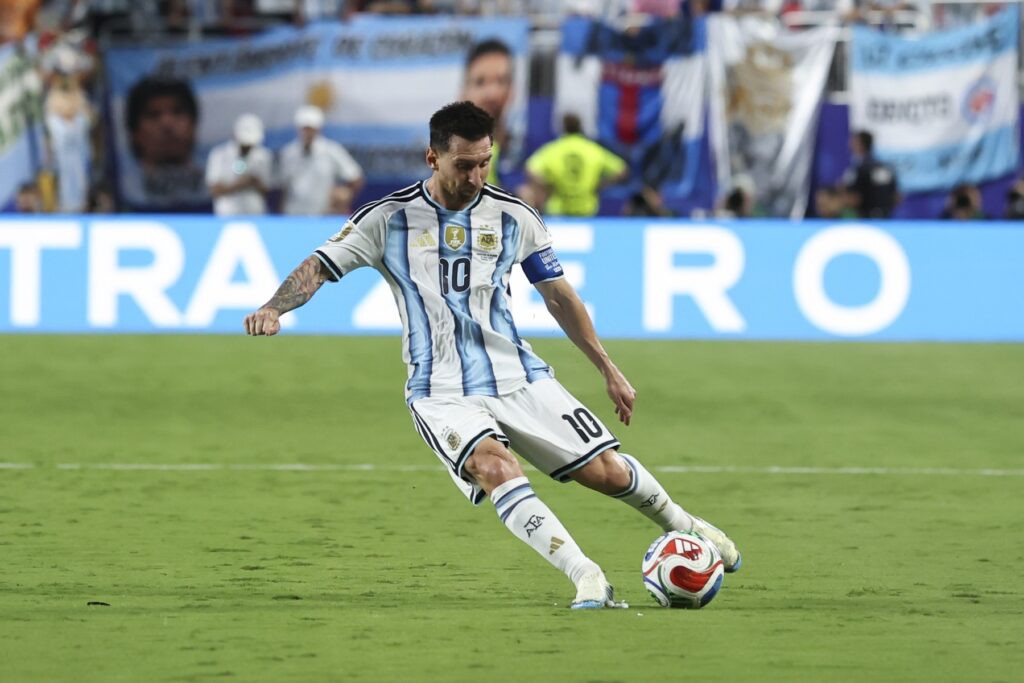 Controversă la Mondial: Messi a meritat cartonașul roșu?