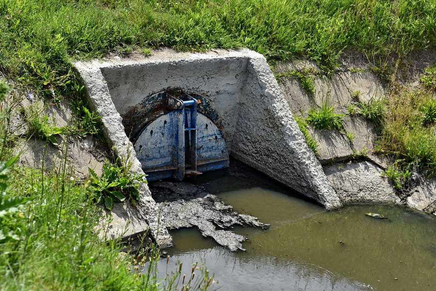 Companie de apă condusă de primari UDMR acuzată de deversarea apelor uzate în râuri