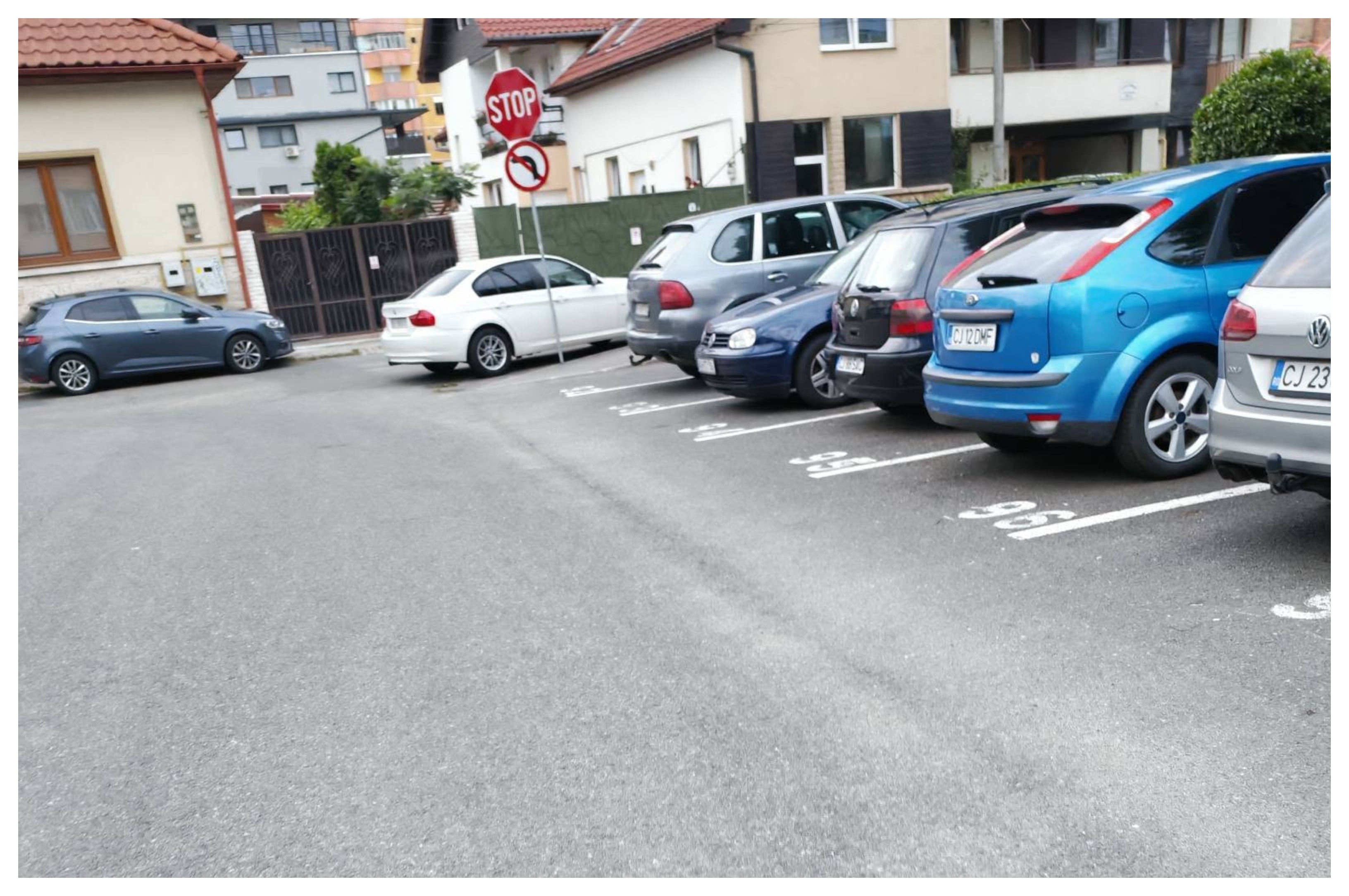 Parcare problematică în Cluj-Napoca: un BMW lăsat lângă indicatorul STOP