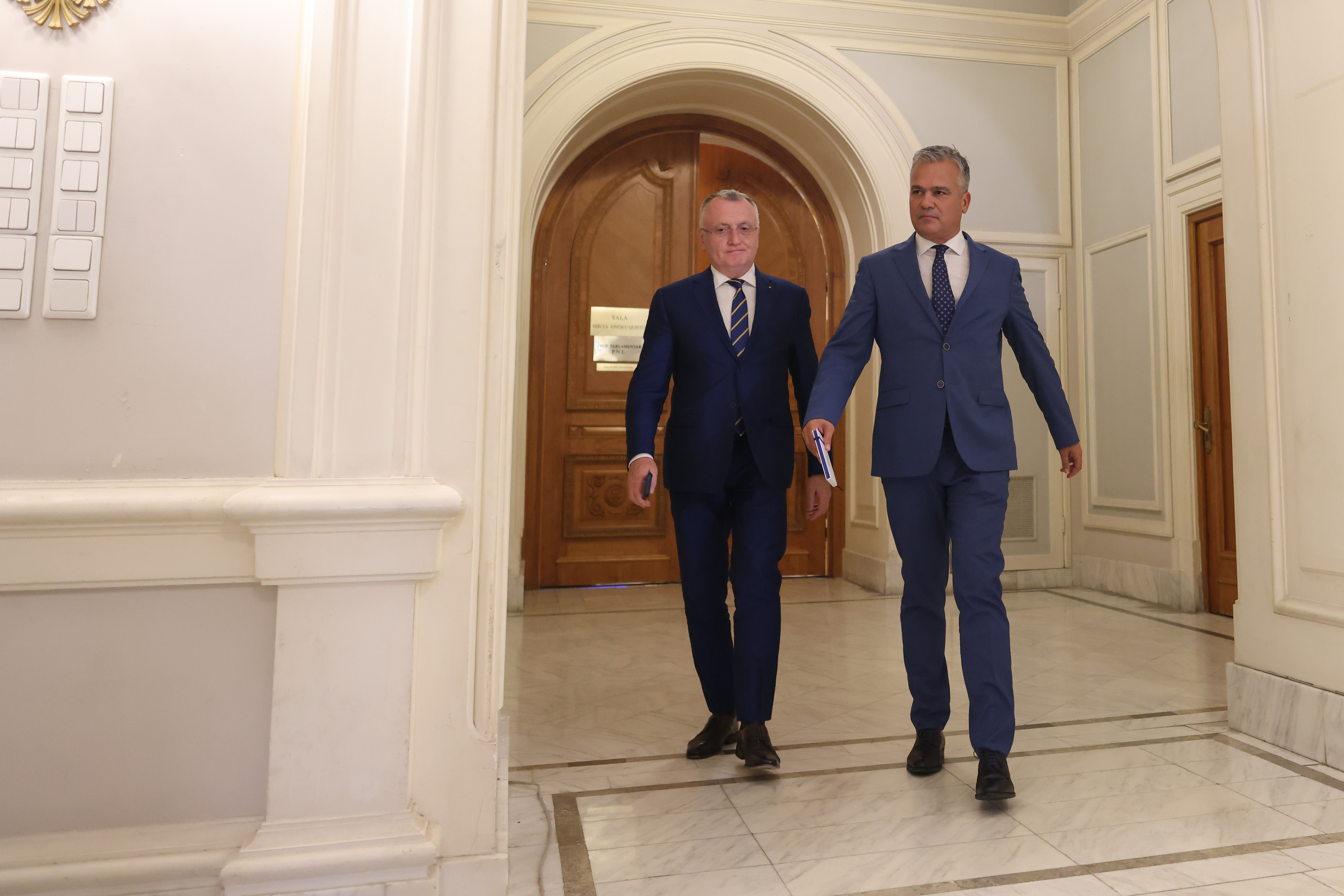 Adrian Veștea anunță că nu își va depune mandatul de premier desemnat