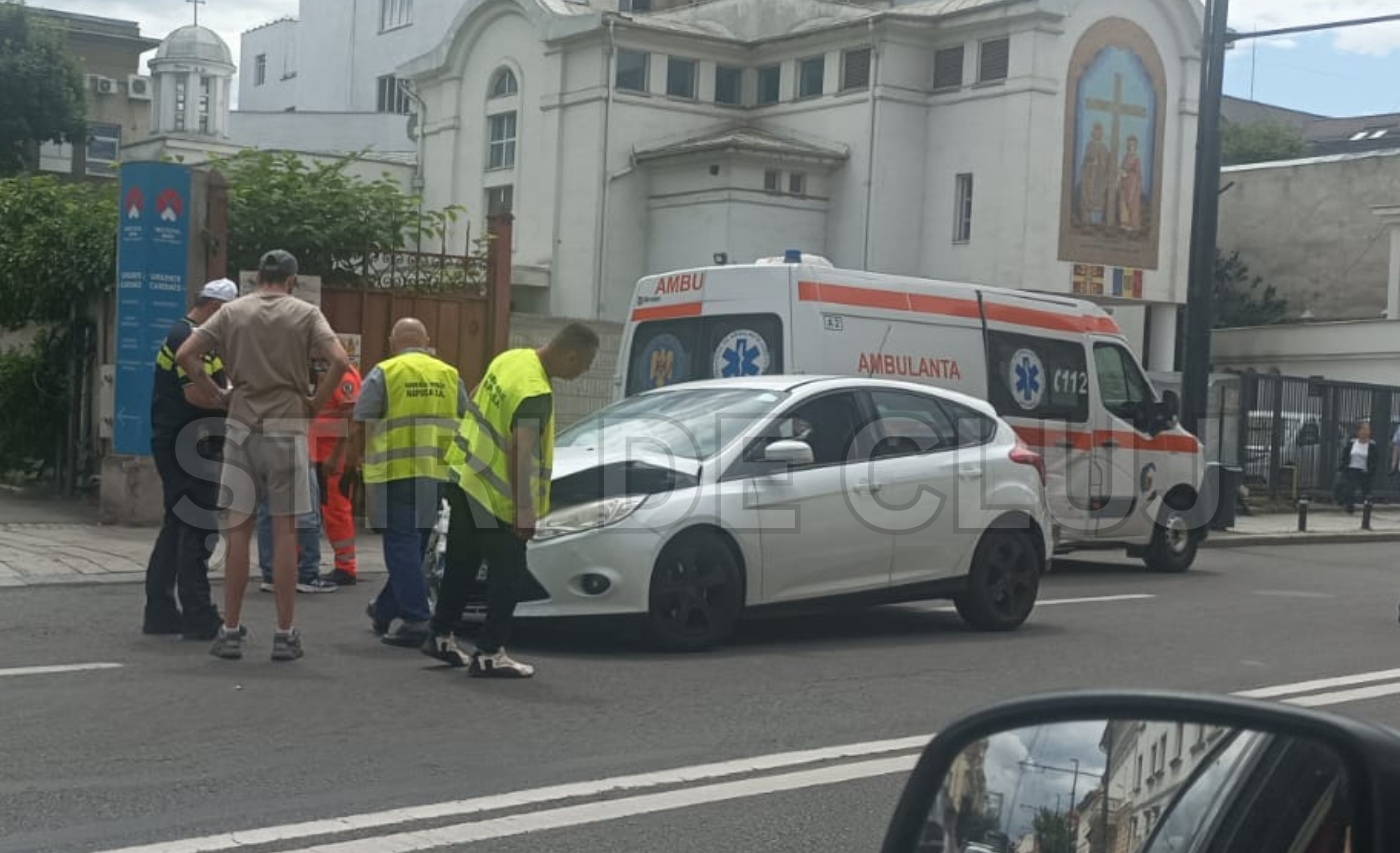 Accident rutier pe strada Moților în Cluj-Napoca: O ambulanță și un autoturism implicate