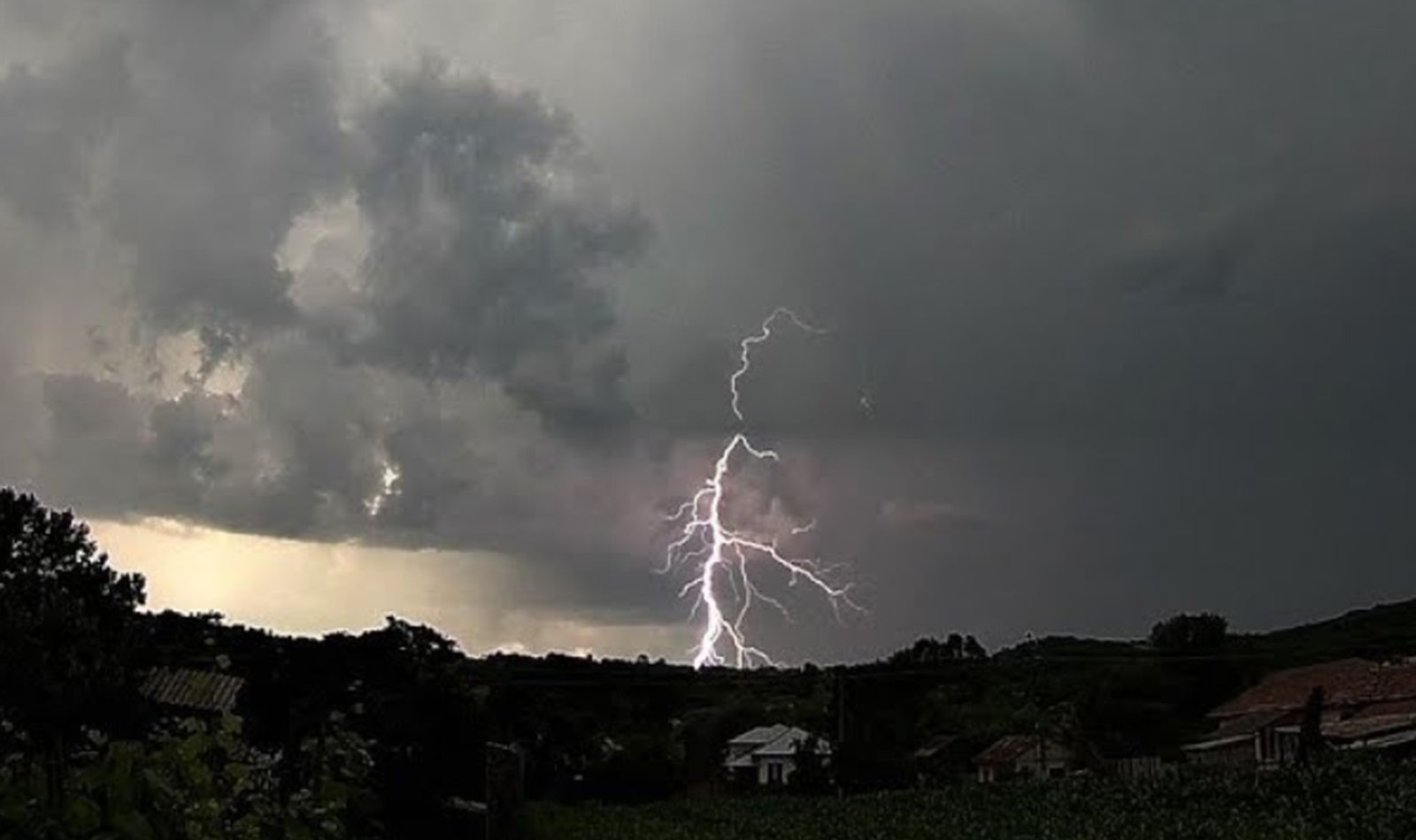 Avertizare meteo în județul Cluj: Cod portocaliu pentru furtuni și grindină