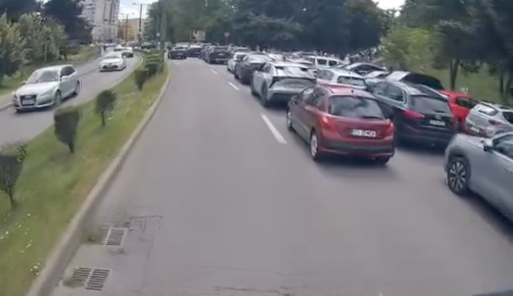 Conflicte în fața unei școli private din Cluj-Napoca din cauza parcărilor neregulamentare