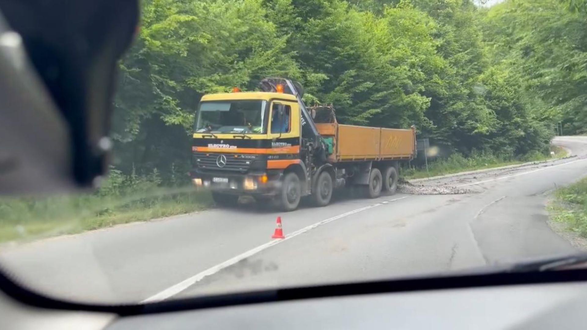 Îngrijorare pe un drum din Cluj: O basculantă a lăsat noroi pe carosabil