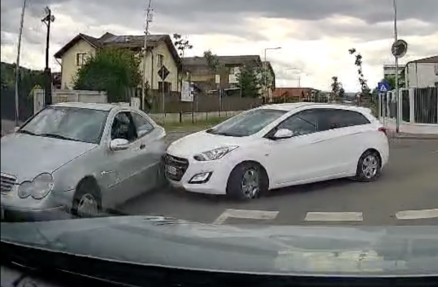 VIDEO. Accident LIVE Cluj-Napoca! Două mașini s-au ciocnit după ce un șofer a ignorat prioritatea: „Mai sunt și pietoni prin zonă”