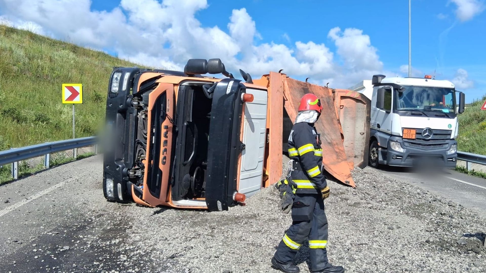 Accident pe un drum din Cluj: autobasculantă răsturnată la Nădășelu