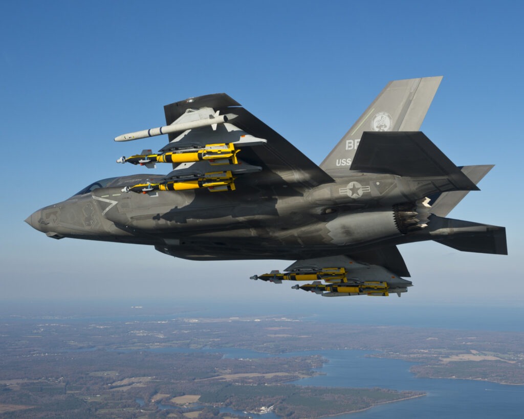 Finlanda va achiziționa bombe cu planare pentru avioanele F-35