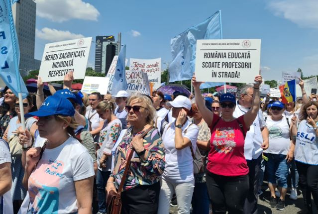 Profesorii solicită anularea noii legi a salarizării