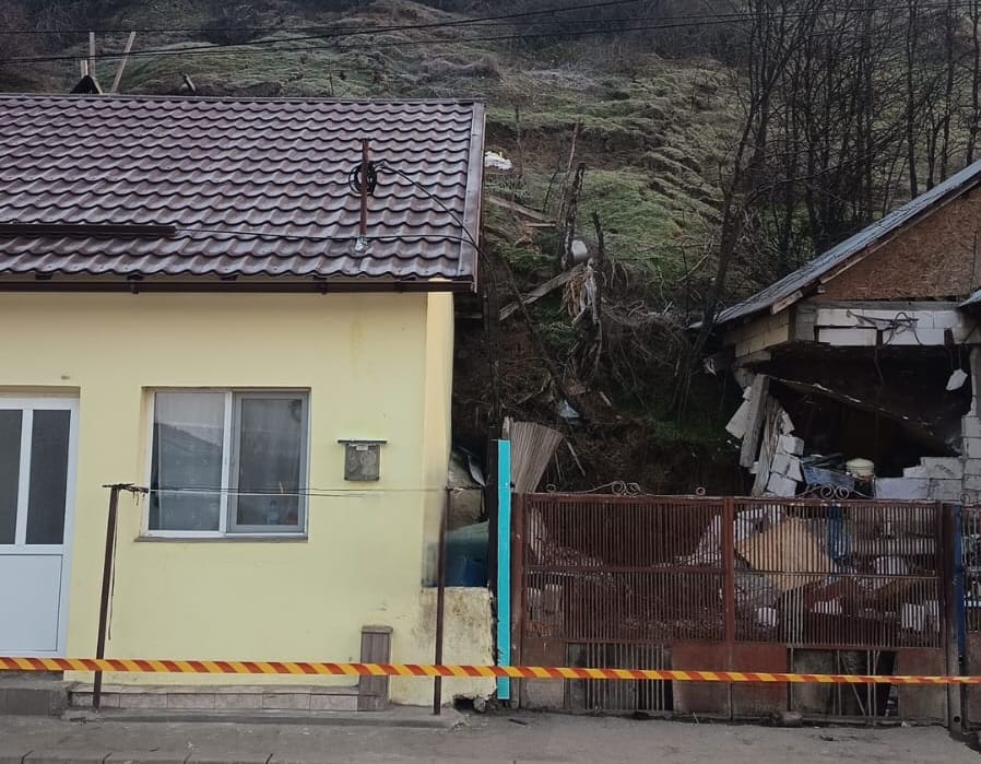Familiile afectate de alunecarea de teren din Slatina vor beneficia de terenuri și materiale de construcție