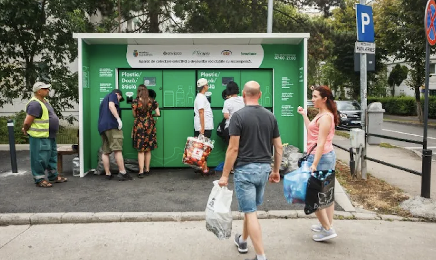 Incident la aparatul de reciclare din Cluj: Pahare de plastic introduse ilegal