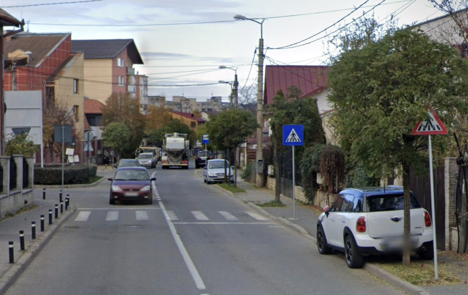 Coșmar pe strada Câmpului din Cluj: Mașinile trec în viteză prin dreptul trecerii de pietoni, iar un șofer a depășit chiar un autobuz oprit