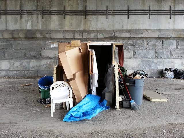 Nemulțumiri în Cluj-Napoca legate de comportamentul persoanelor fără adăpost lângă o trecere de cale ferată